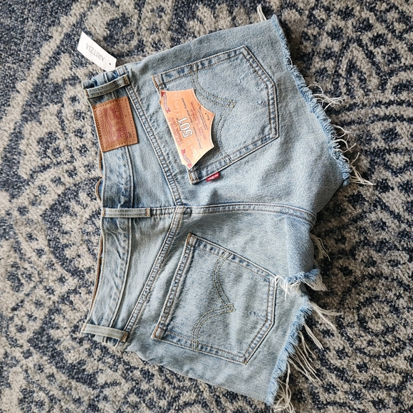 NWT levis shorts - Picture 2 of 3